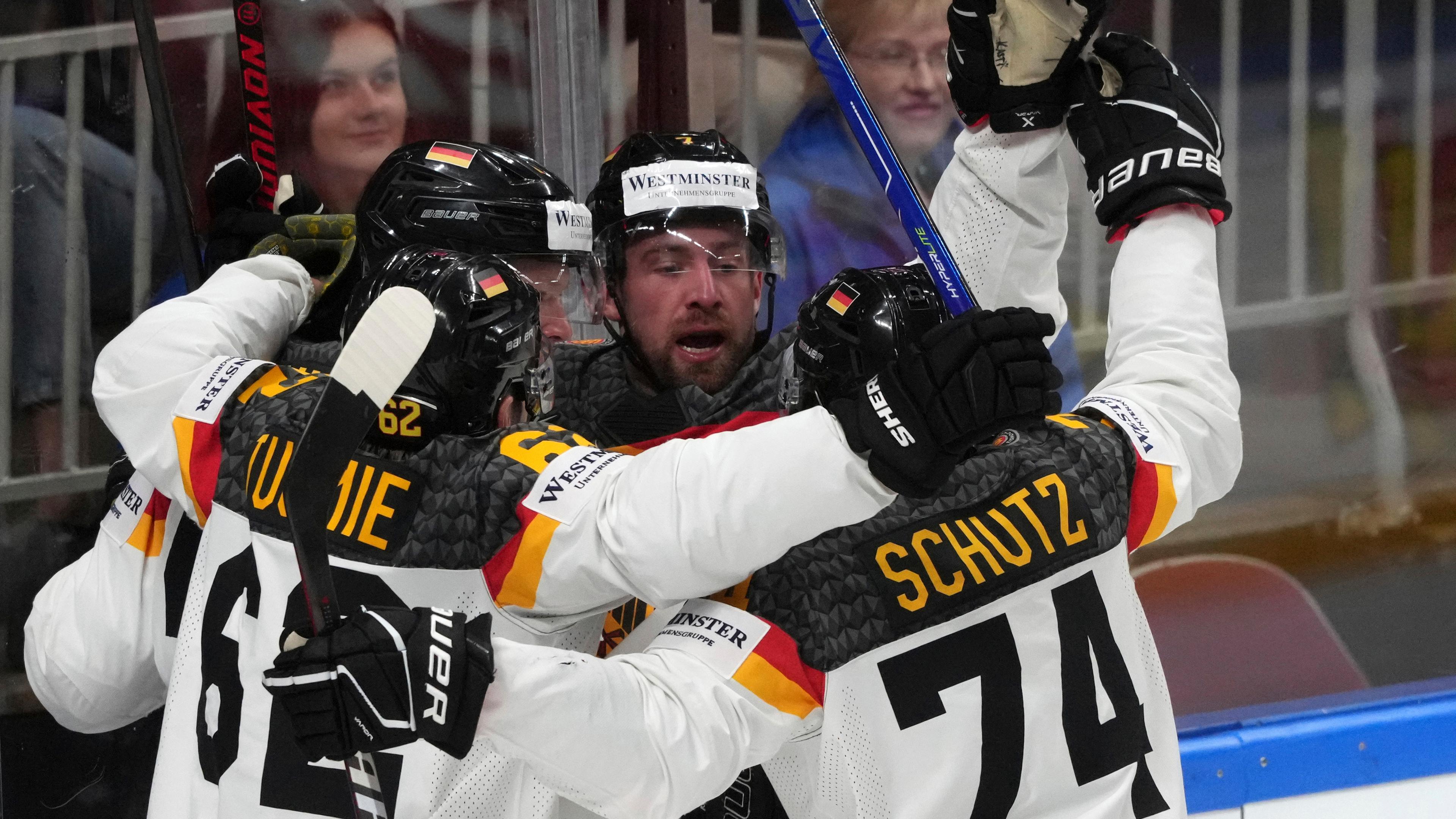 Lettland, Riga: Eishockey: WM, Schweiz - Deutschland, Finalrunde, Viertelfinale in der Arena Riga: Maximilian Kastner (M) aus Deutschland feiert seinen Treffer zum 0:1 seinen Teamkollegen.