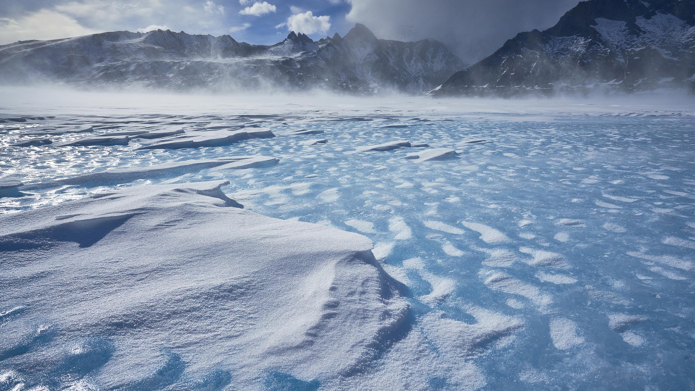 Schneeverwehungen auf der Oberfläche des Untersees in der Ost-Antarktis.
