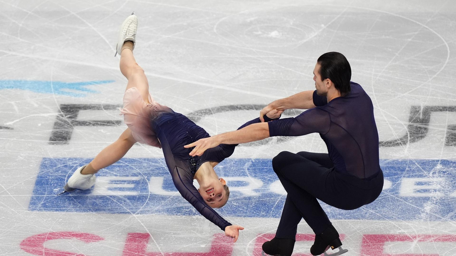 Eiskunstläufer Minerva Hase und Nikita Volodin bei der EM
