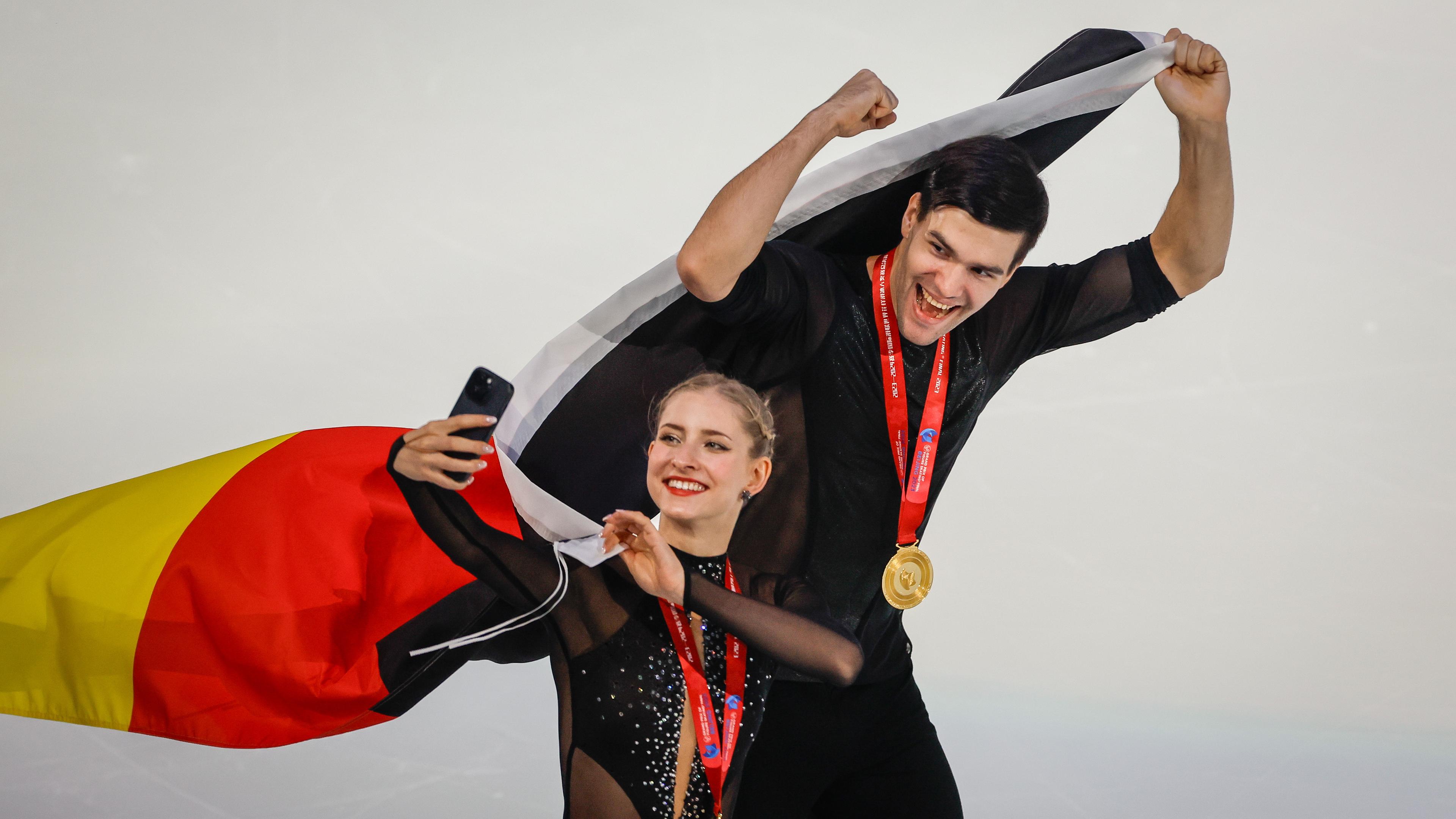 Das neue deutsche Eiskunstlauf-Spitzenduo Minerva Hase und Nikita Volodin bejubeln den Sieg beim Grand-Prix-Finale in Peking