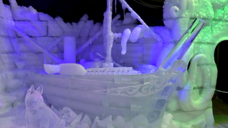 Eisskulptur eines historischen Schiffes