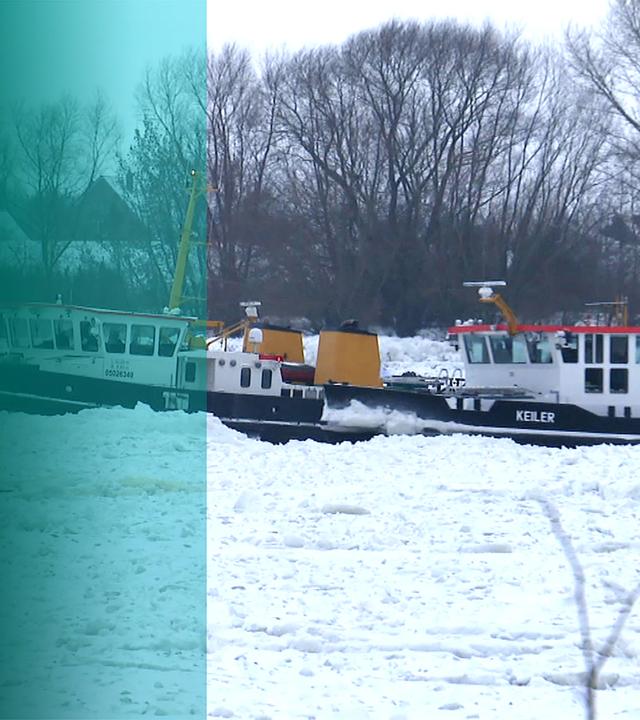 Schiffe stecken in Eiswasser fest