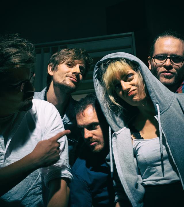 Evelyn Kryger und Band im Halbdunkel aufgenommen.