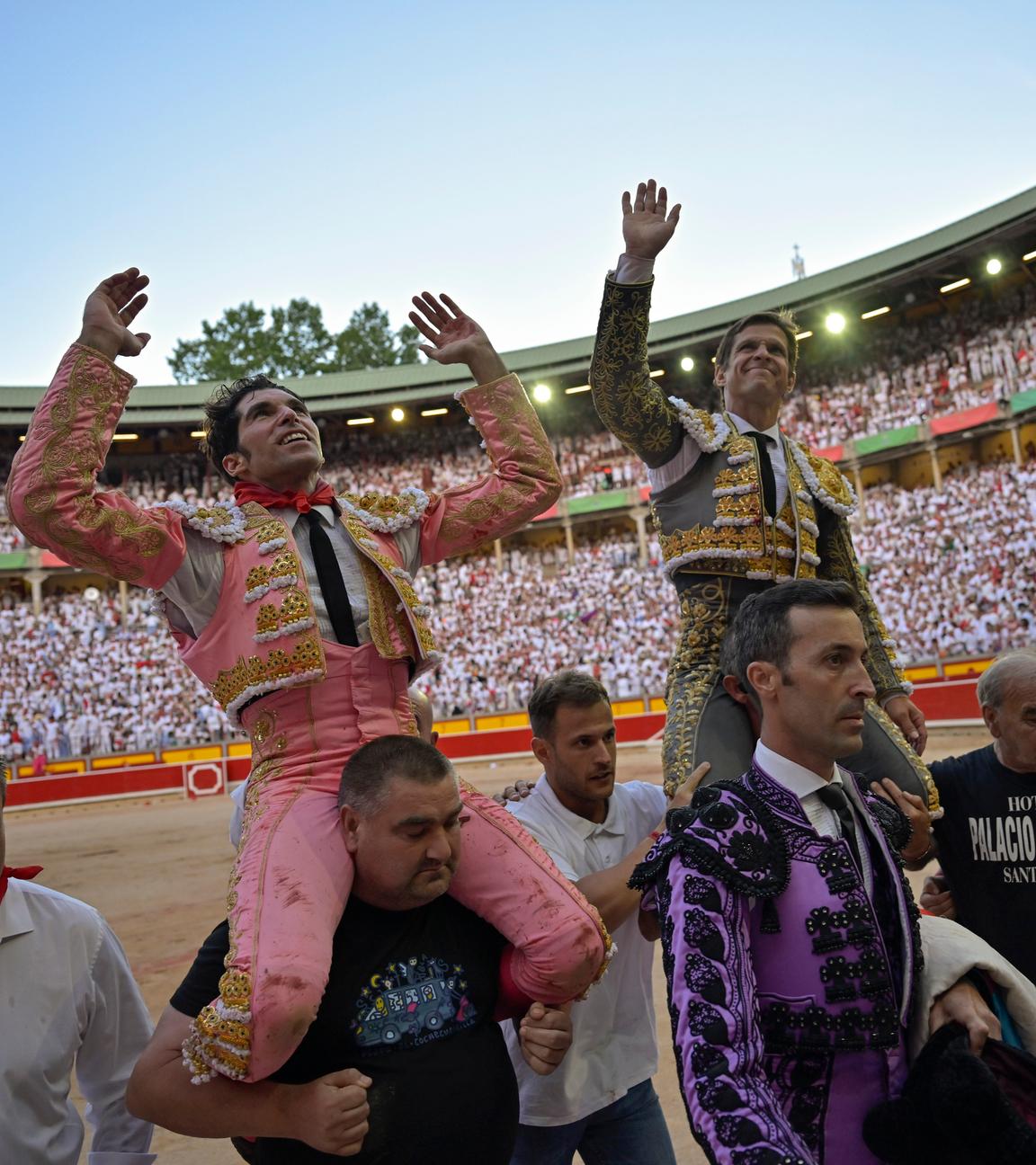 Stierkämpfer Cayetano und El Juli feiern nach ihrem Auftritt beim sechsten Stierkampf während der San Fermín Fiestas in Pamplona, Spanien, 12.07.2023.