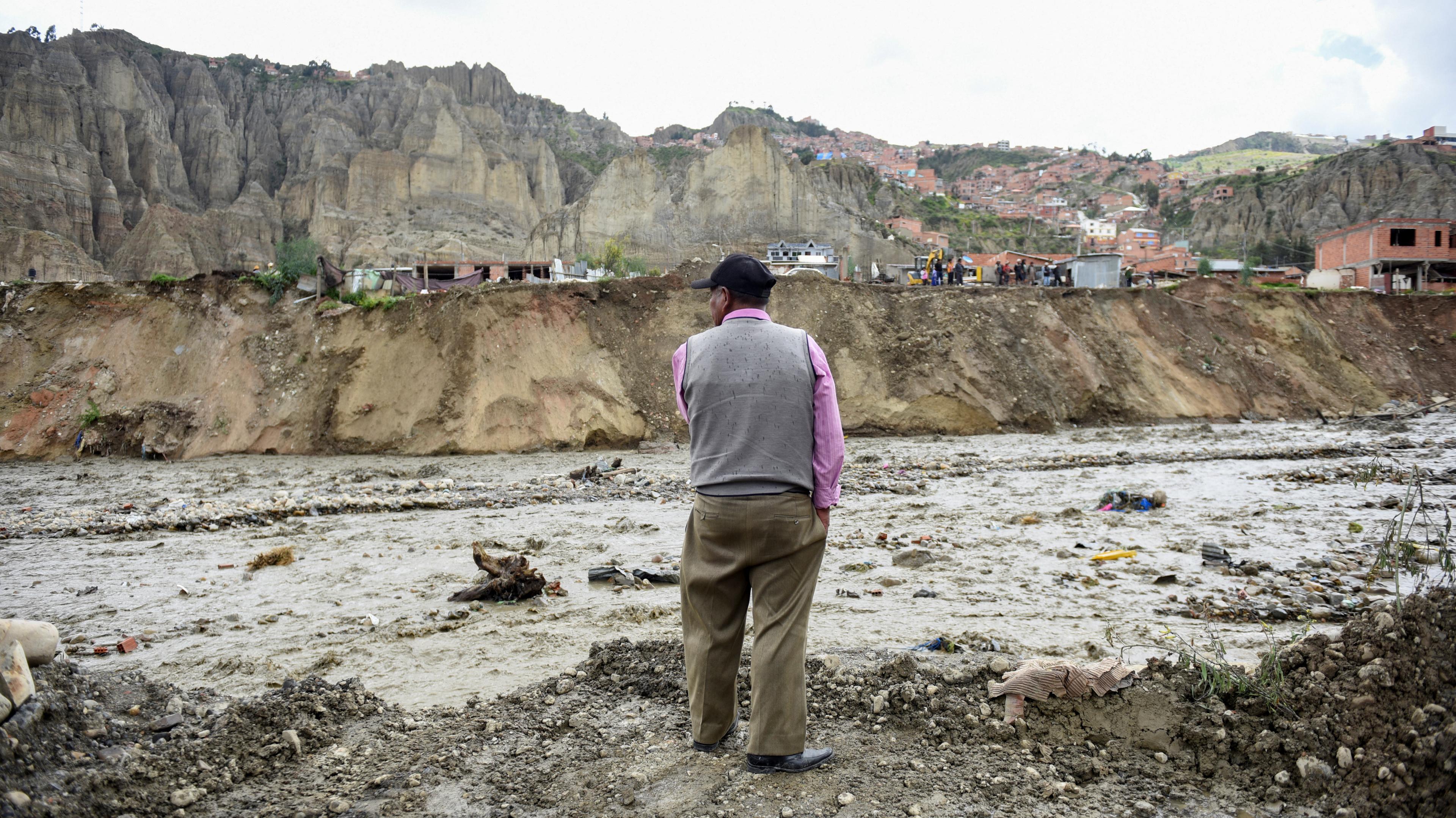 Eine Person begutachtet die extremem Auswirkungen heftiger Regenfälle duch El Nino in La Paz, Bolivien.
