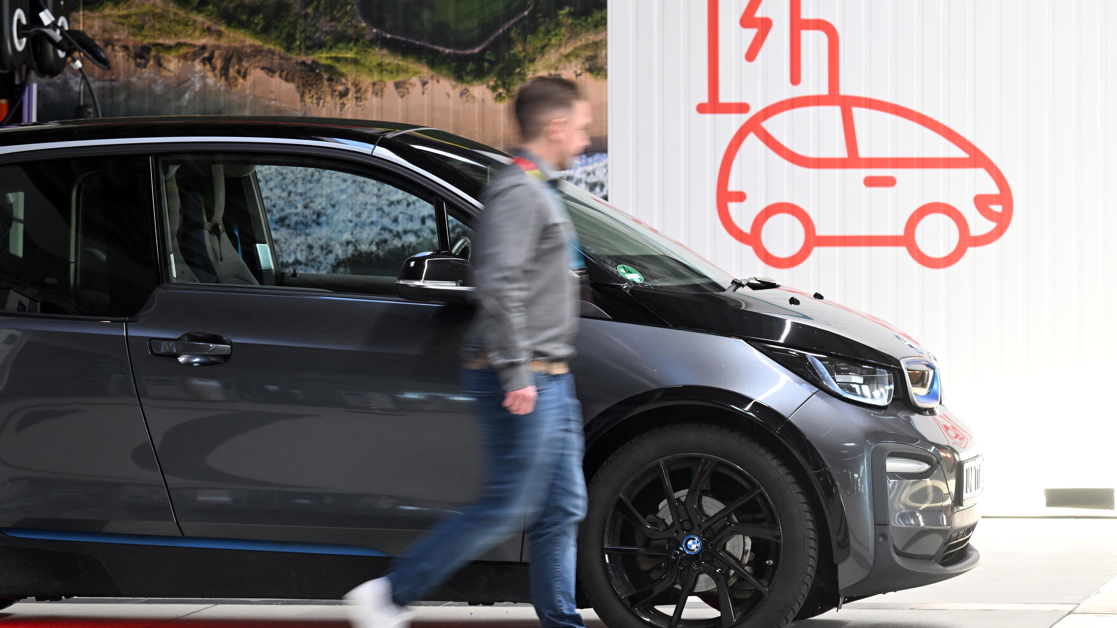 Nordrhein-Westfalen, Essen: Ein Eon-Mitarbeiter geht an einem Elektroauto vorbei.