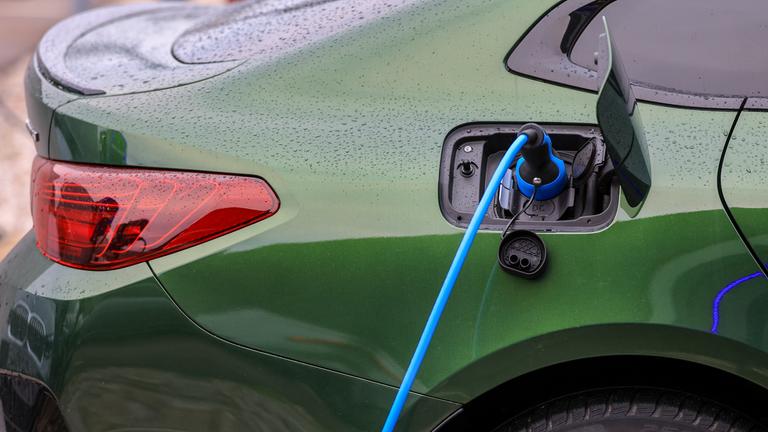  Sachsen, Leipzig: Ein Elektrofahrzeug von BMW lädt an einer Ladesäule. 