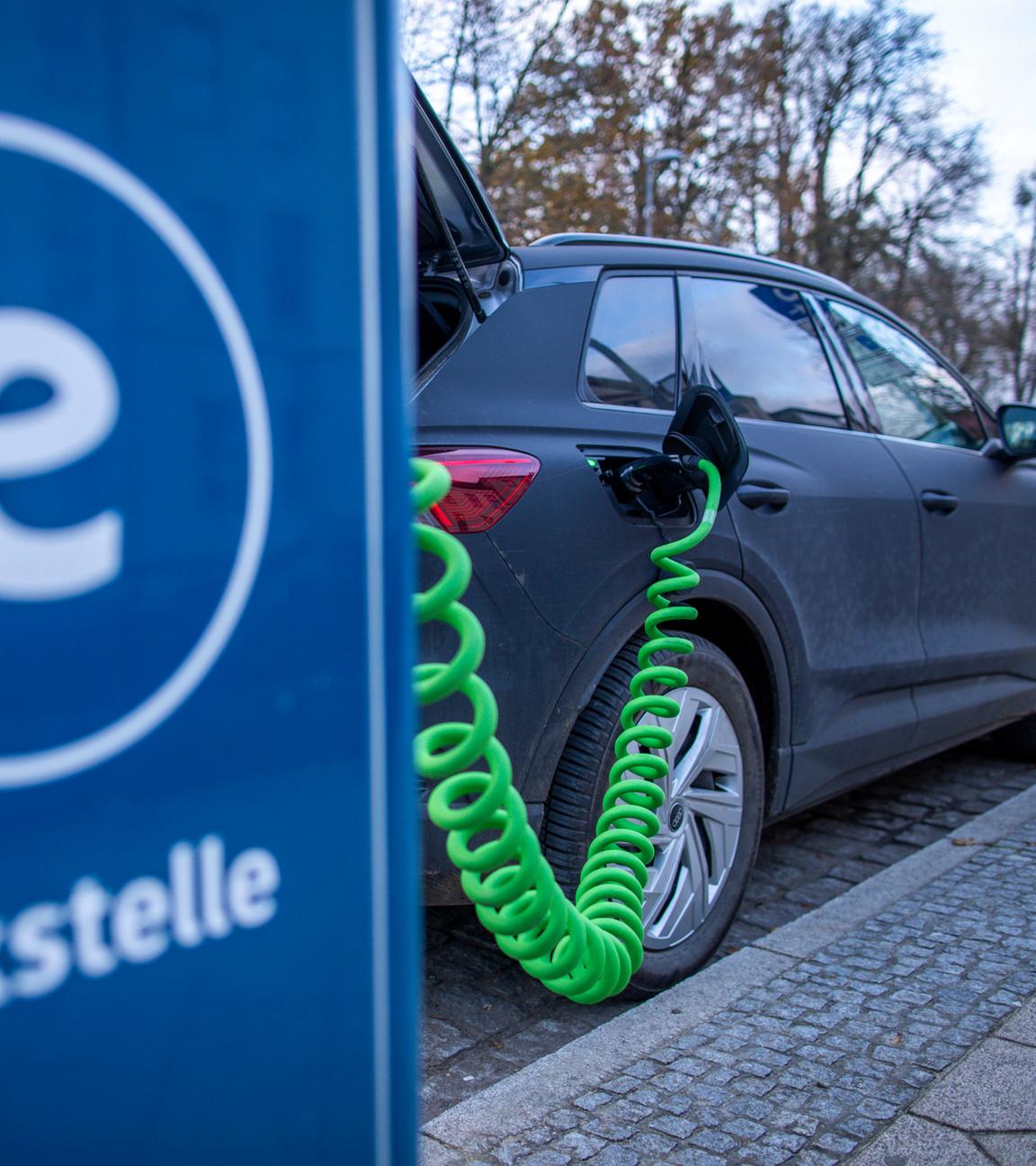 Mecklenburg-Vorpommern, Schwerin: An der Ladesäule eines regionalen Stromanbieters wird ein Elektroauto mit Strom aufgeladen.