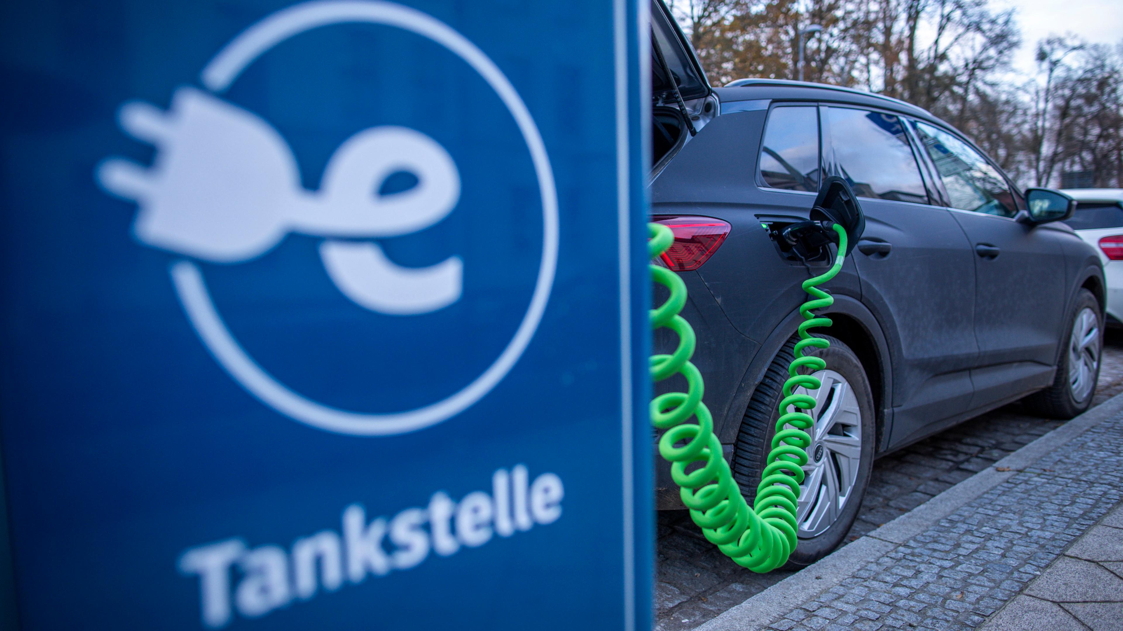 Mecklenburg-Vorpommern, Schwerin: An der Ladesäule eines regionalen Stromanbieters wird ein Elektroauto mit Strom aufgeladen.