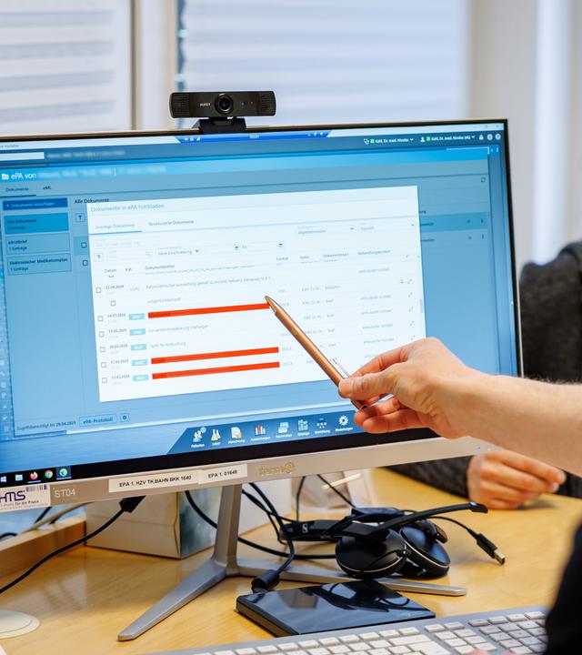 Ein Hausarzt lädt Daten in die elektronische Patientenakte hoch