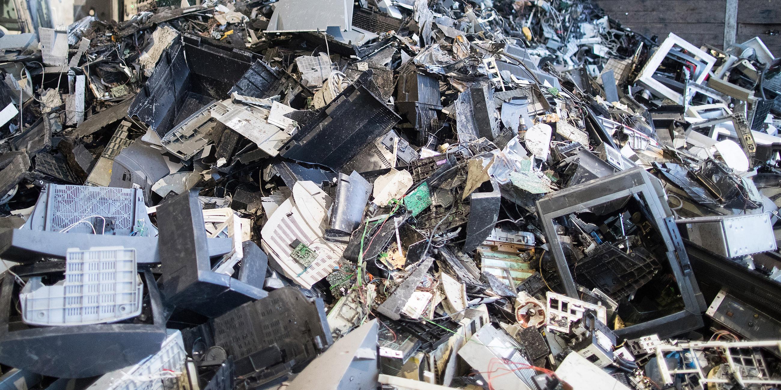 Archiv: Elektroschrott liegt in einer Halle der Recyclingfirma Remondis