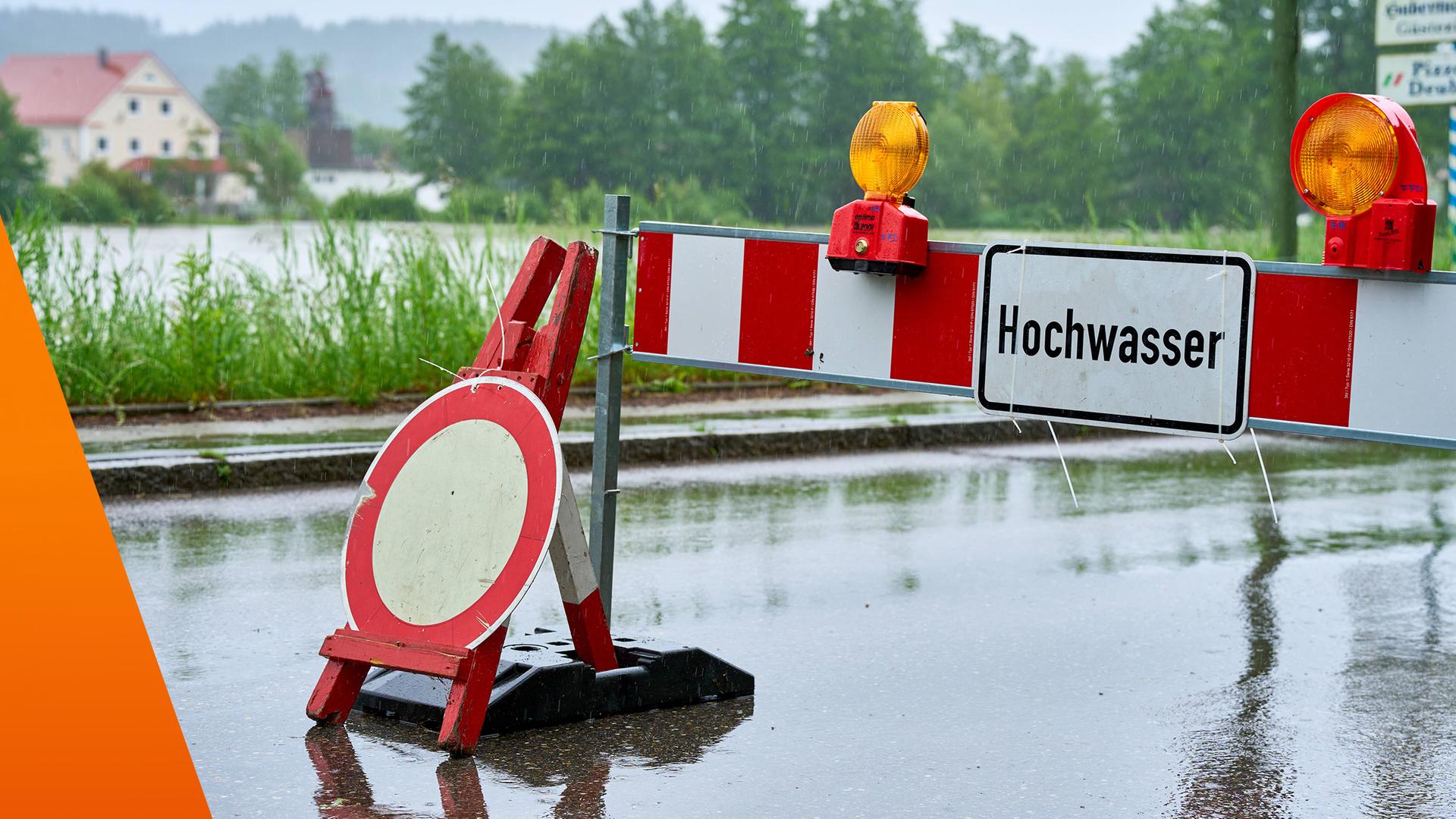 Hochwasserschild an einer Straße