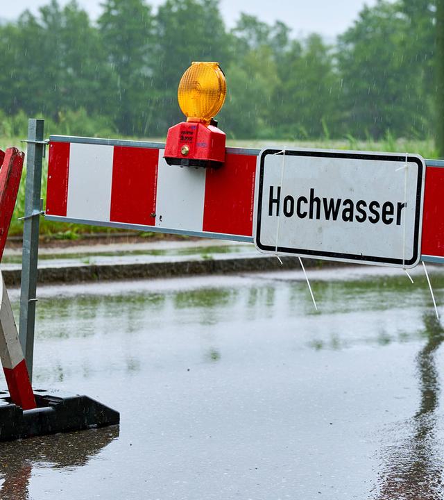 Hochwasserschild an einer Straße