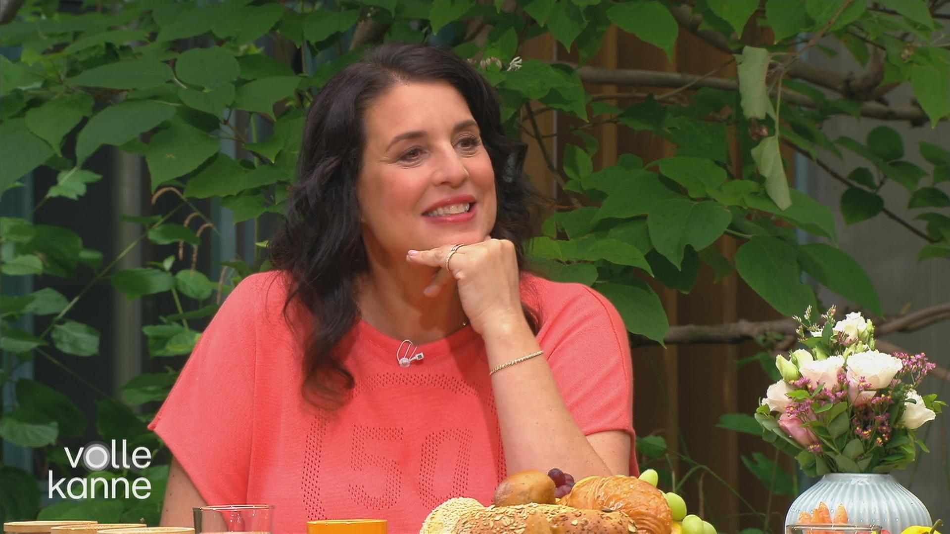 Elena Uhlig am "Volle Kanne"-Frühstückstisch.