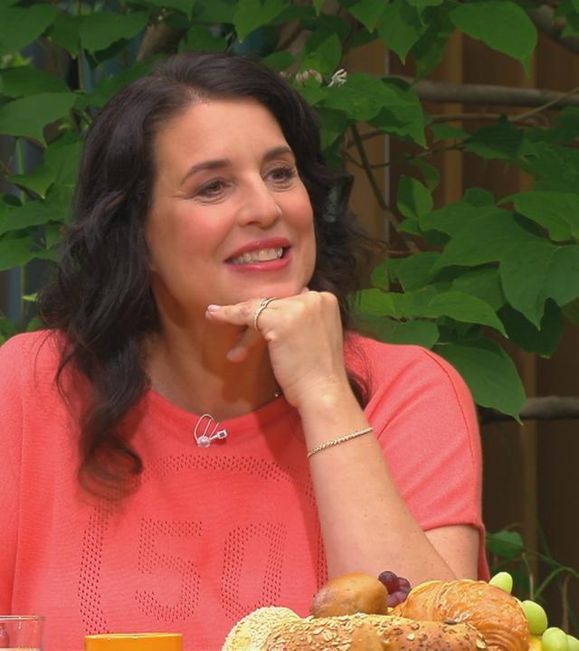 Elena Uhlig am "Volle Kanne"-Frühstückstisch.