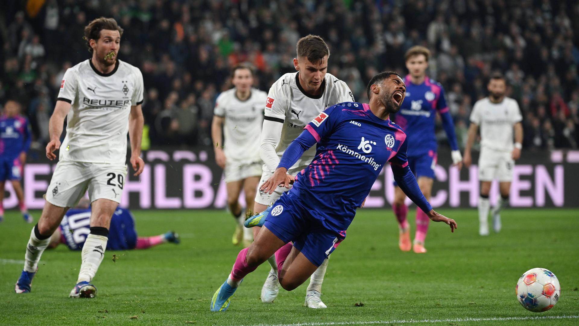 Yannik Engelhardt (Borussia Mönchengladbach) bringt Philipp Mwene (FSV Mainz 05) im Strafraum zu Fall.