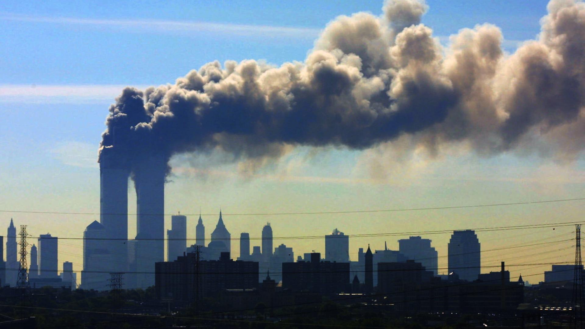 Die rauchenden Türme des World Trade Centers in New York City am 11. September 2001.