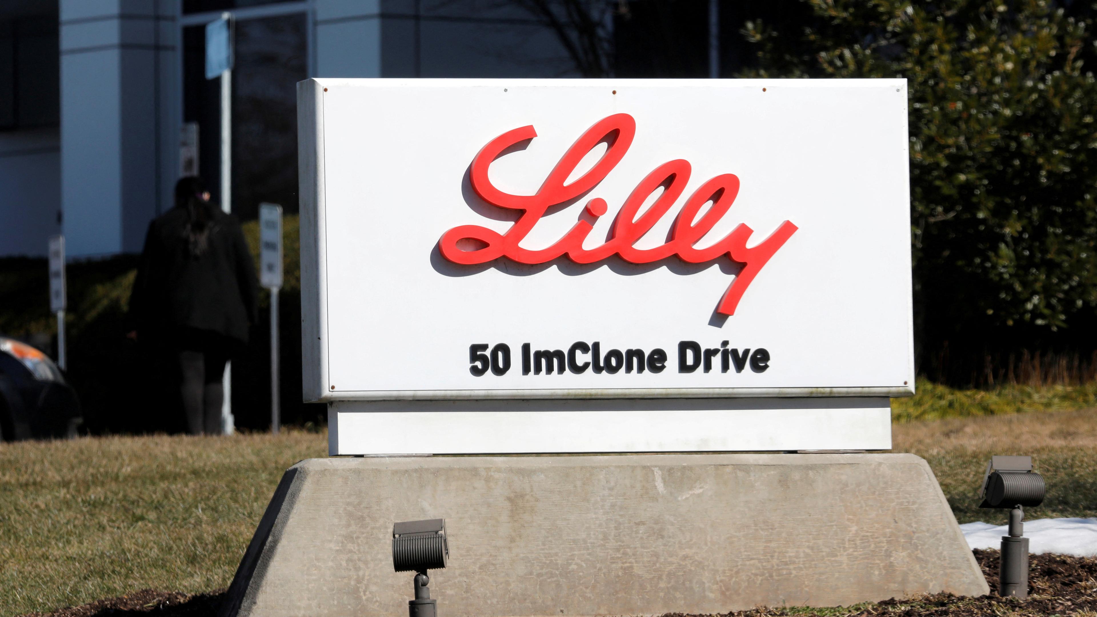 USA: Ein Schild einer pharmazeutischen Produktionsanlage von Eli Lilly in Branchburg, New Jersey.