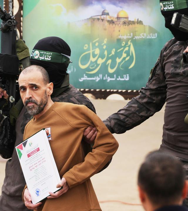 Die Hamas lässt die israelische Geisel Eli Sharabi frei