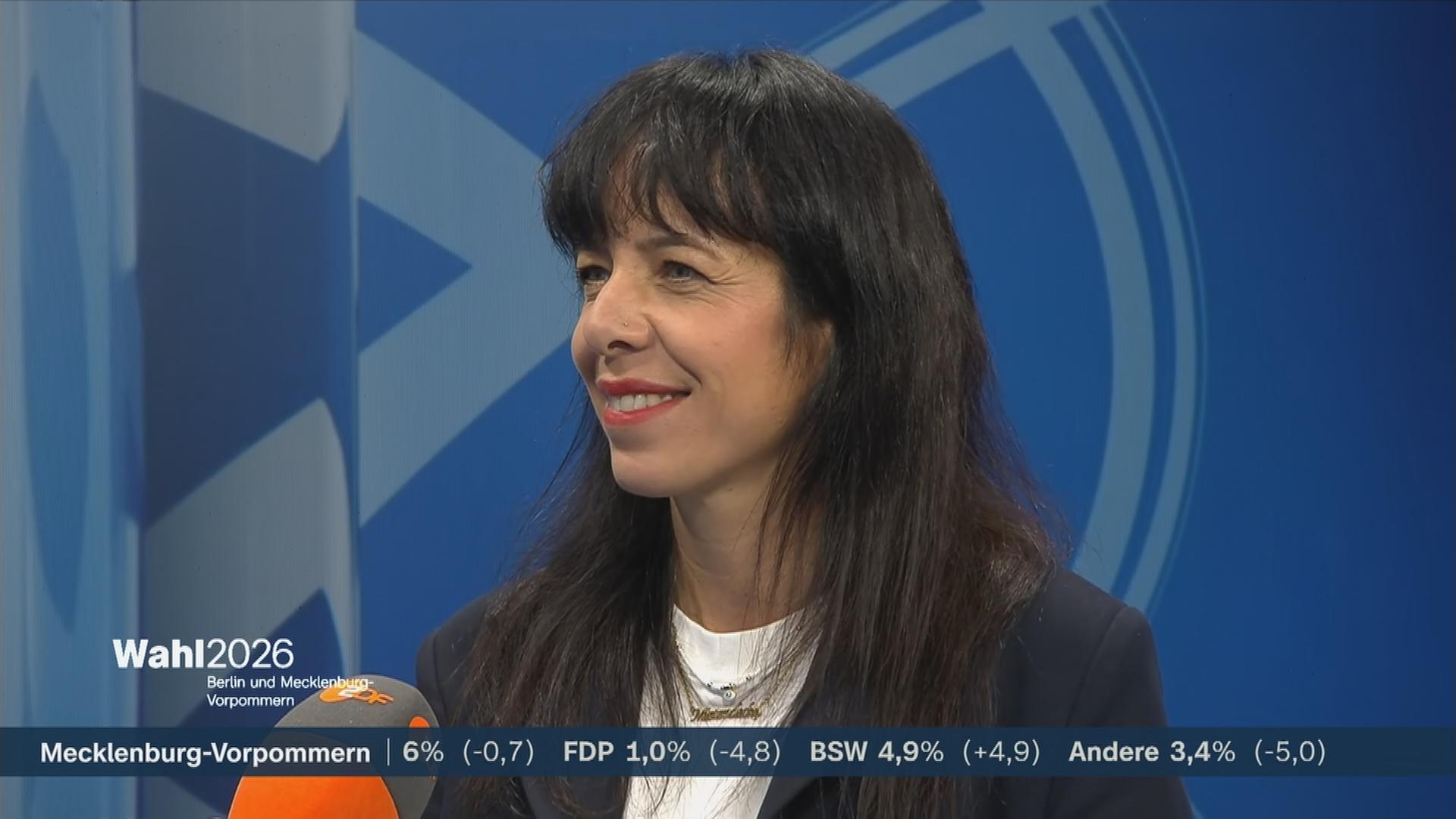 Linken-Spitzenkandidatin Elif Eralp mit einer Reaktion zur Abgeordnetenhauswahl in Berlin.