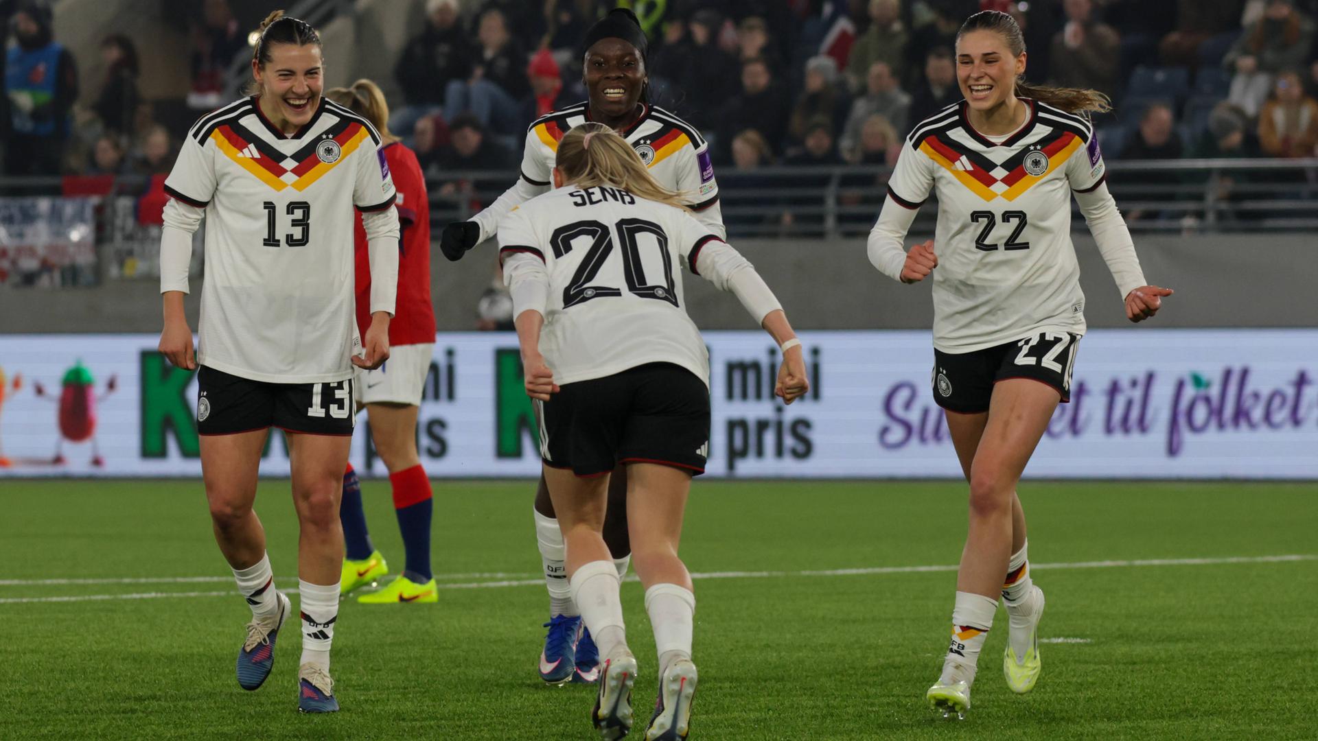 Die deutsche Nationalspielerin Elisa Senß jubelt nach ihrem Tor zusammen mit ihren Mitspielerinnen Carlotta Wamser, Nicole Anyomi und Jule Brand im Spiel gegen Norwegen bei der WM-Qualifikation