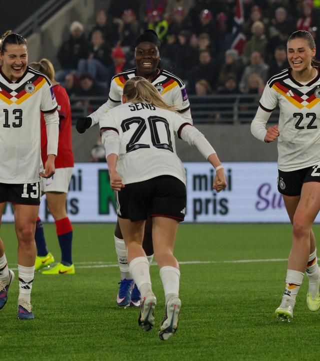 Die deutsche Nationalspielerin Elisa Senß jubelt nach ihrem Tor zusammen mit ihren Mitspielerinnen Carlotta Wamser, Nicole Anyomi und Jule Brand im Spiel gegen Norwegen bei der WM-Qualifikation