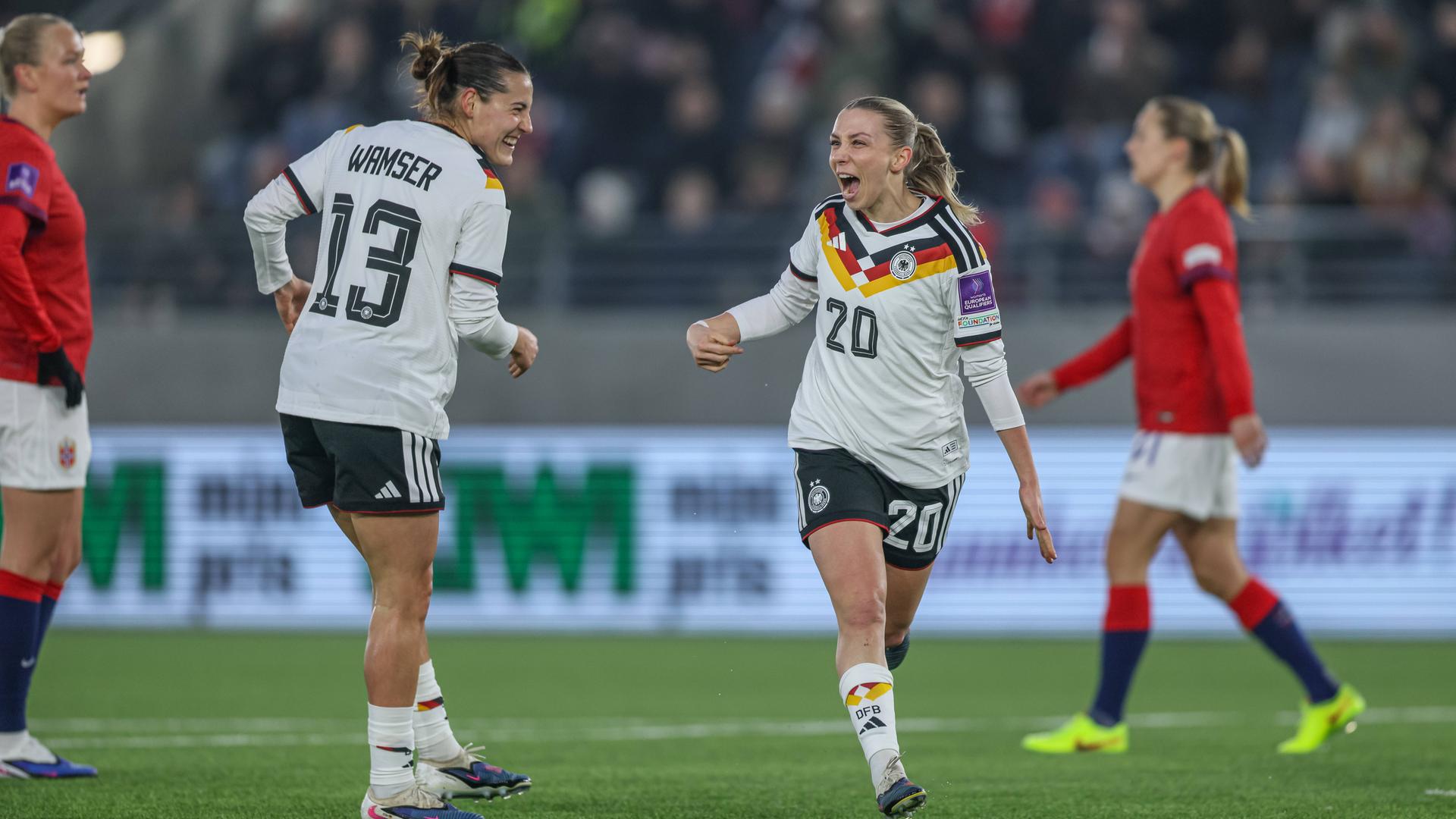 Die deutsche Nationalspielerin Elisa Senß jubelt nach ihrem Tor zusammen mit ihrer Mitspielerin Carlotta Wamser im Spiel gegen Norwegen bei der WM-Qualifikation