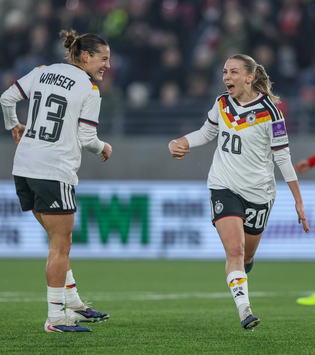 Die deutsche Nationalspielerin Elisa Senß jubelt nach ihrem Tor zusammen mit ihrer Mitspielerin Carlotta Wamser im Spiel gegen Norwegen bei der WM-Qualifikation