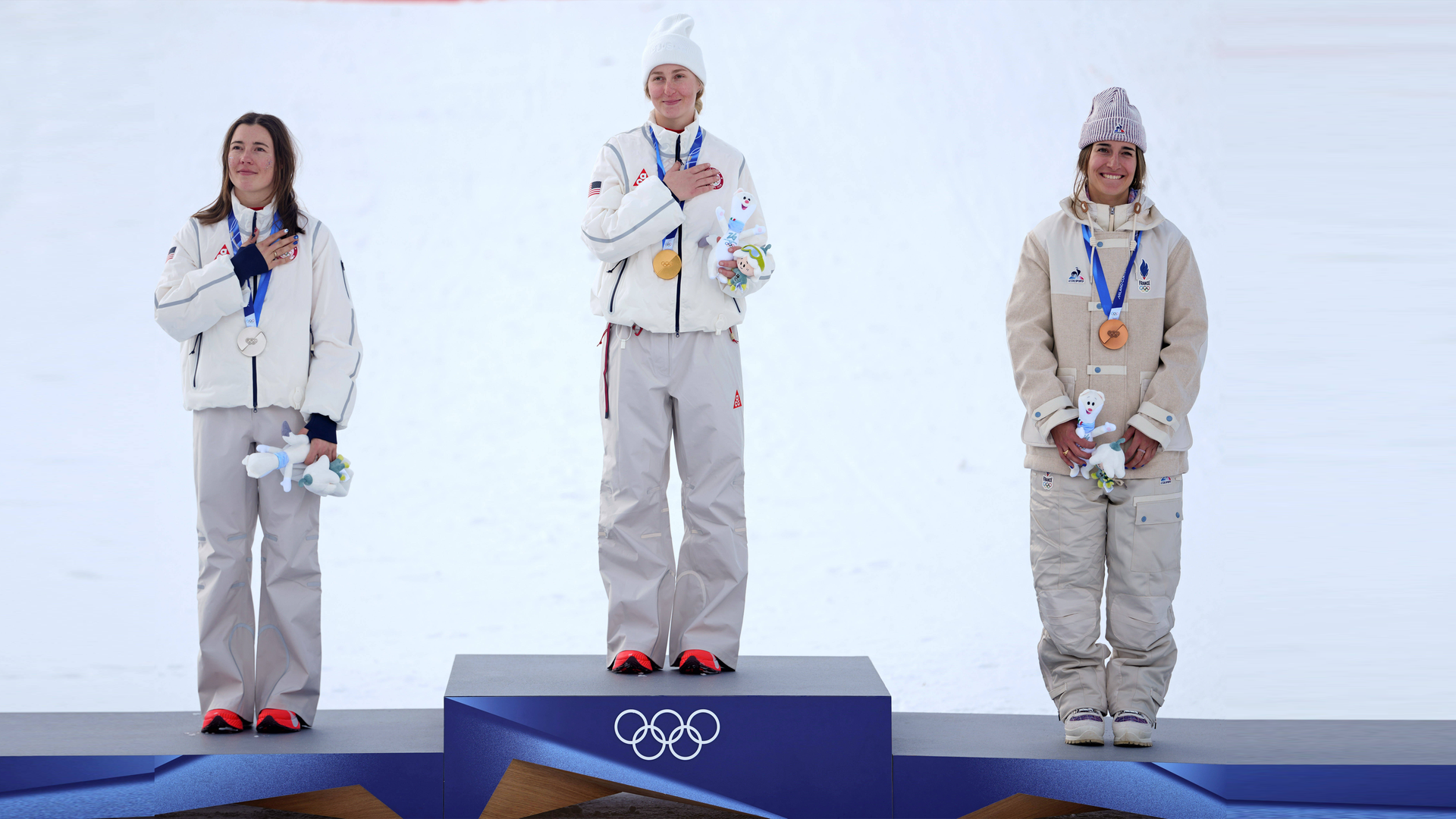 Elizabeth Lemley (USA) gewinnt Moguls-Gold, Jaelin Kauf (USA) holt Silber – Perrine Laffont (Frankreich) feiert bei der Siegerehrung. 