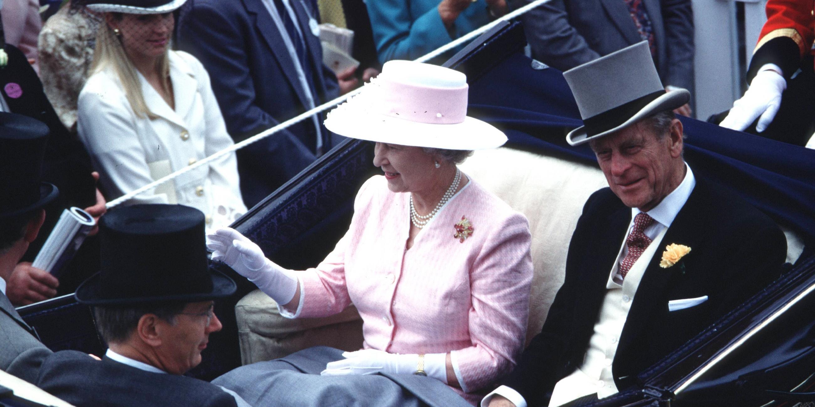 Queen Elizabeth II. mit Prinz Philip auf dem Weg zum Pferderennen in Ascot.