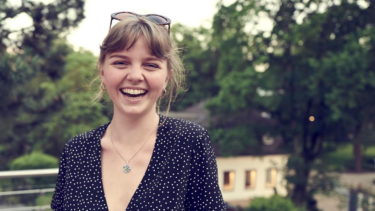 Halbnahes Porträt der jungen Gitarristin Ella Burckhardt, lachend.