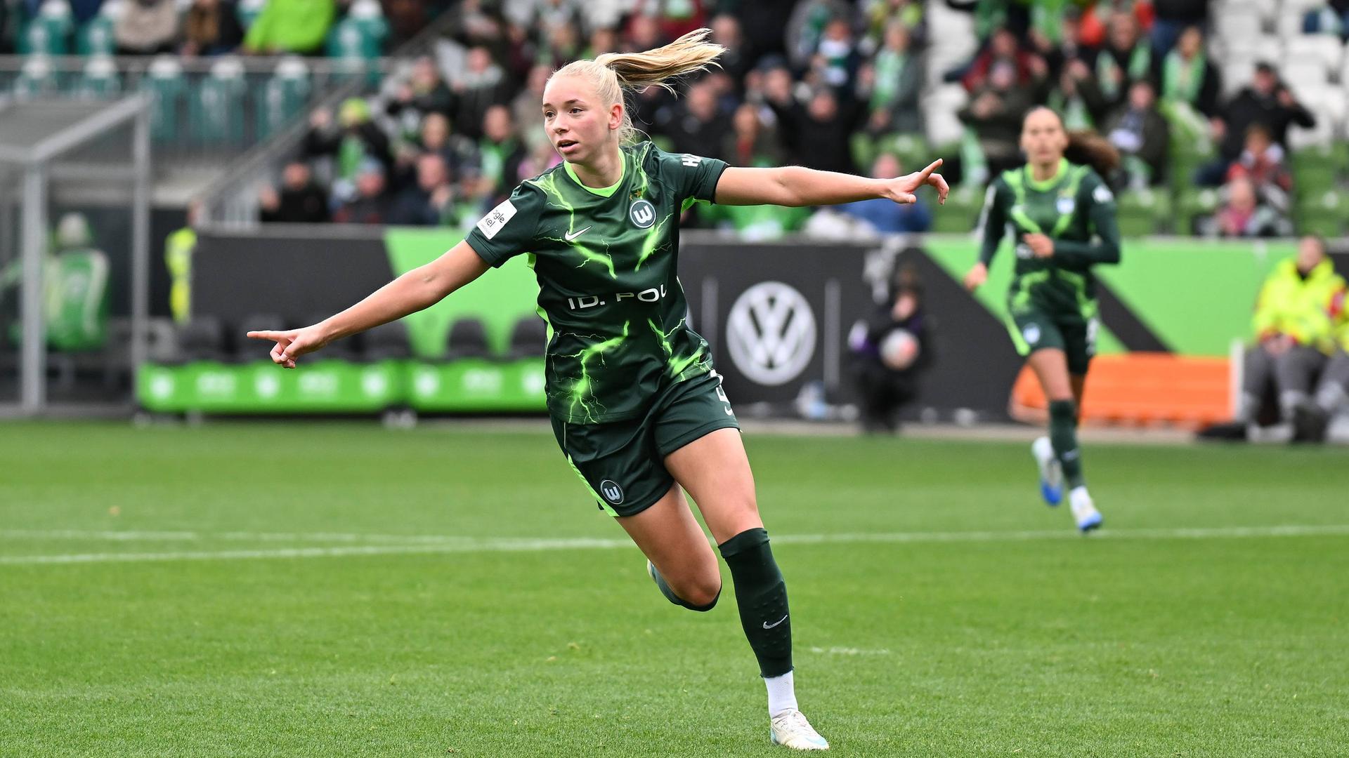 Die Wolfsburger Mittelfeldspielerin Ella Peddemors jubelt nach ihrem Treffer zum 1:0 gegen den 1.FC Köln