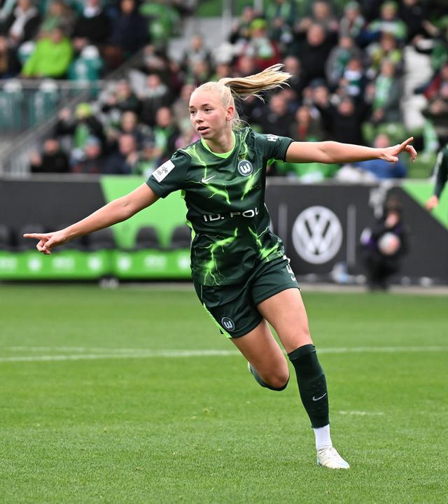 Die Wolfsburger Mittelfeldspielerin Ella Peddemors jubelt nach ihrem Treffer zum 1:0 gegen den 1.FC Köln