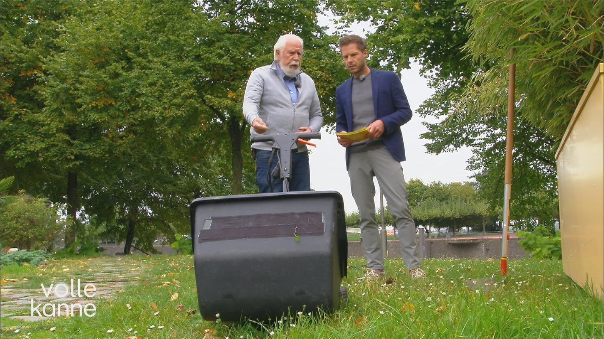 Elamr Mai & Florian Weiss stehen im Volle-Kanne-Garten