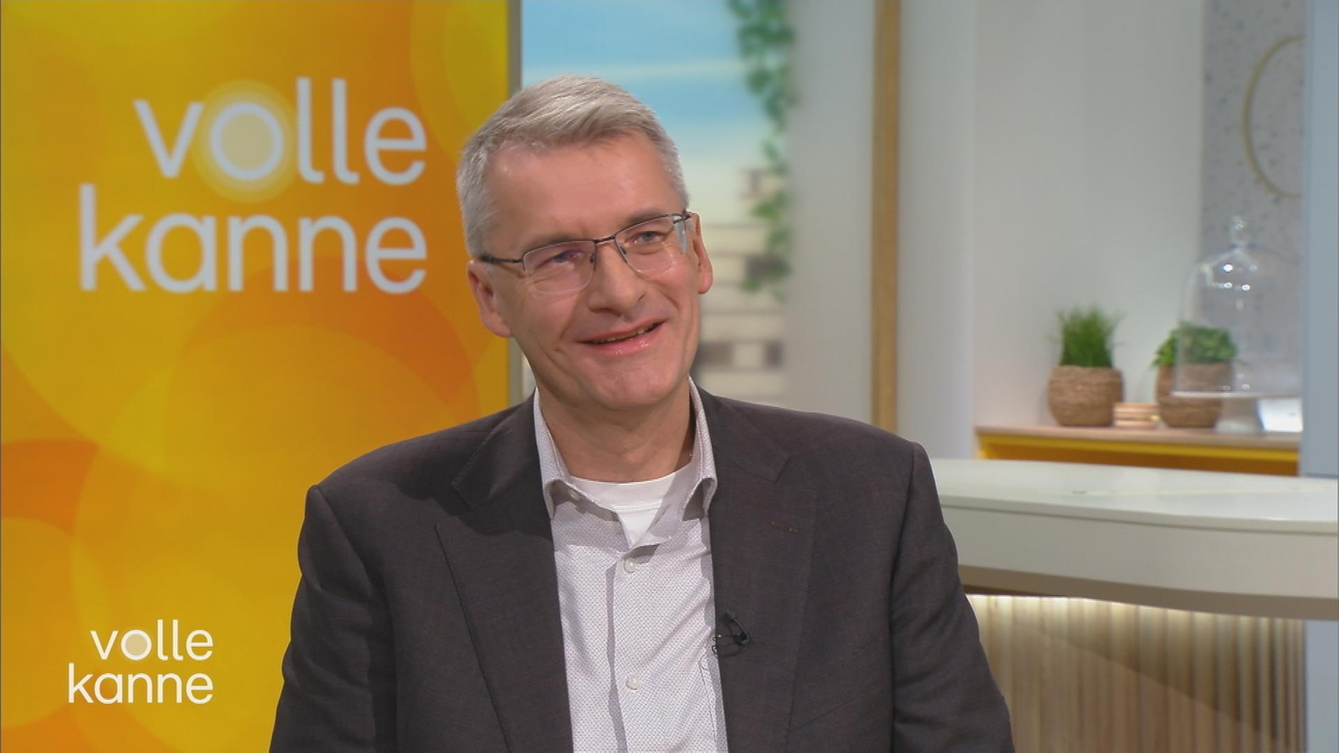 ZDF-Journalist Elmar Theveßen im Volle-Kanne-Studio