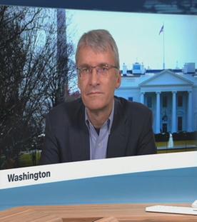 Elmar Theveßen spricht in einem Schaltgespräch aus Washington.