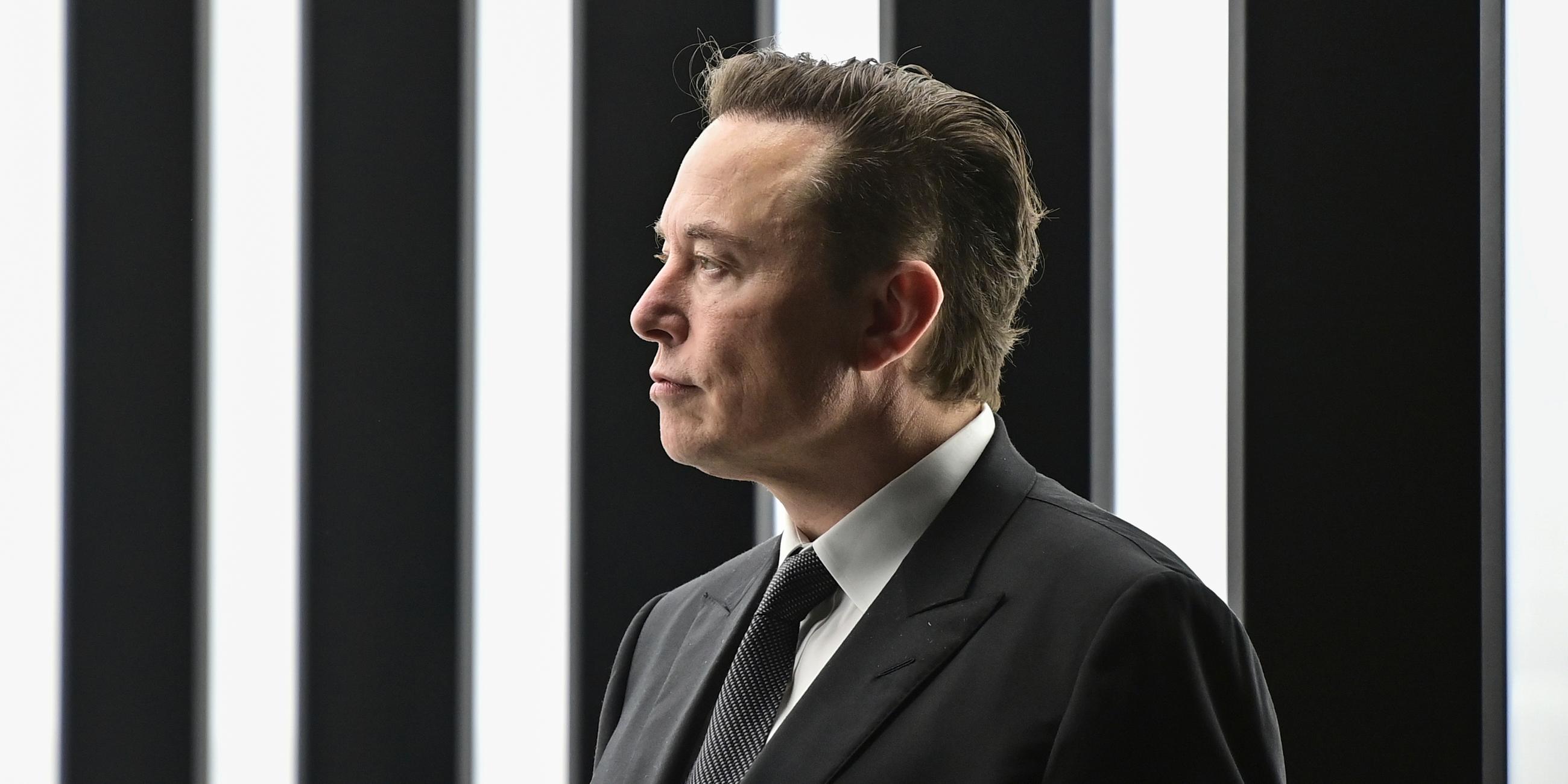 Elon Musk vor schwarz-weißer Wand