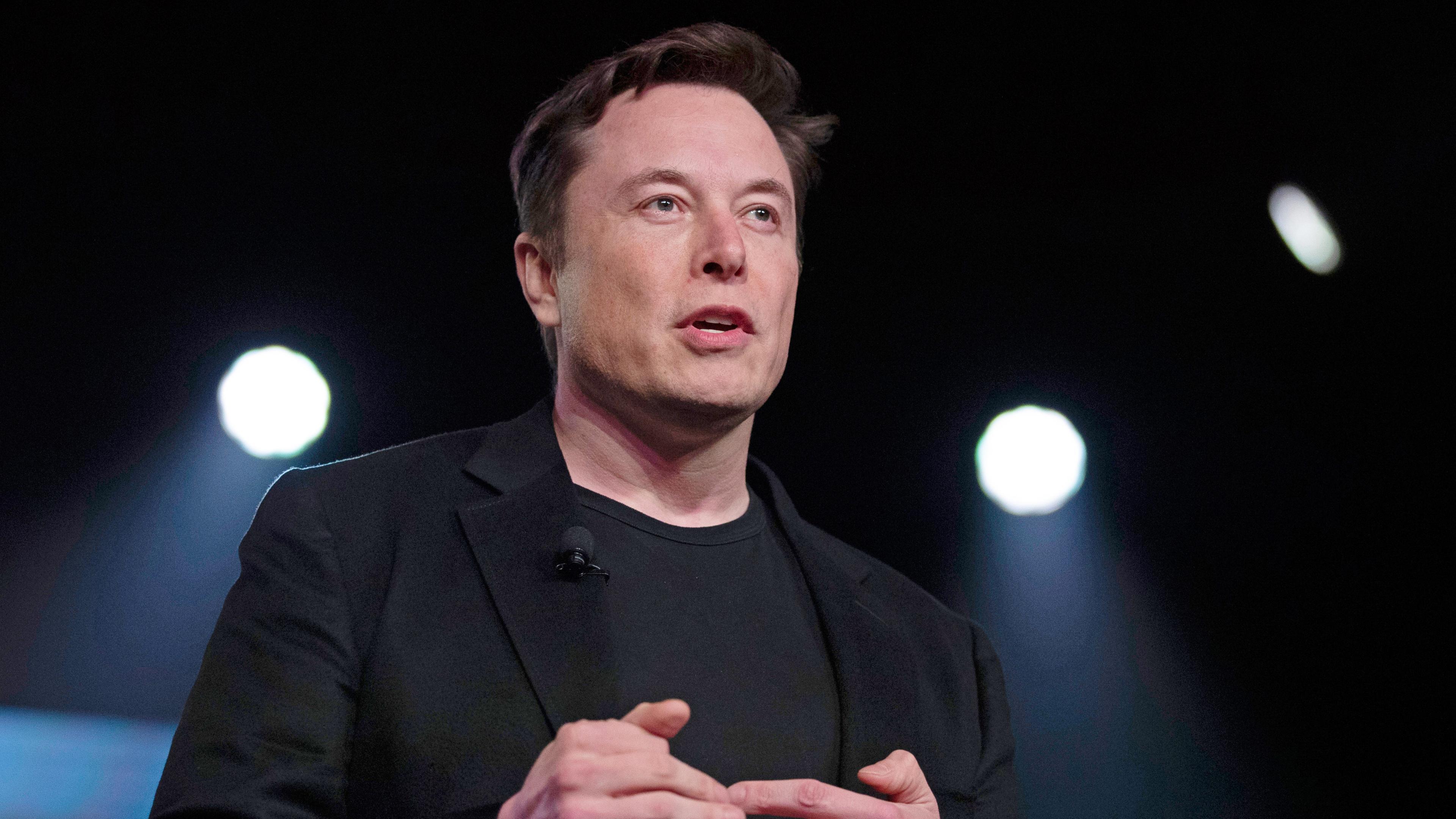 Tesla-Chef Elon Musk bei einer Ansprache (Archiv)