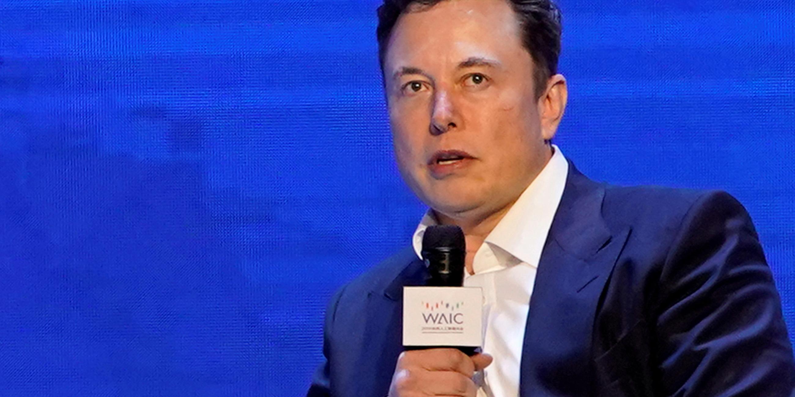 Elon Musk spricht auf der Weltkonferenz für künstliche Intelligenz in Shanghai