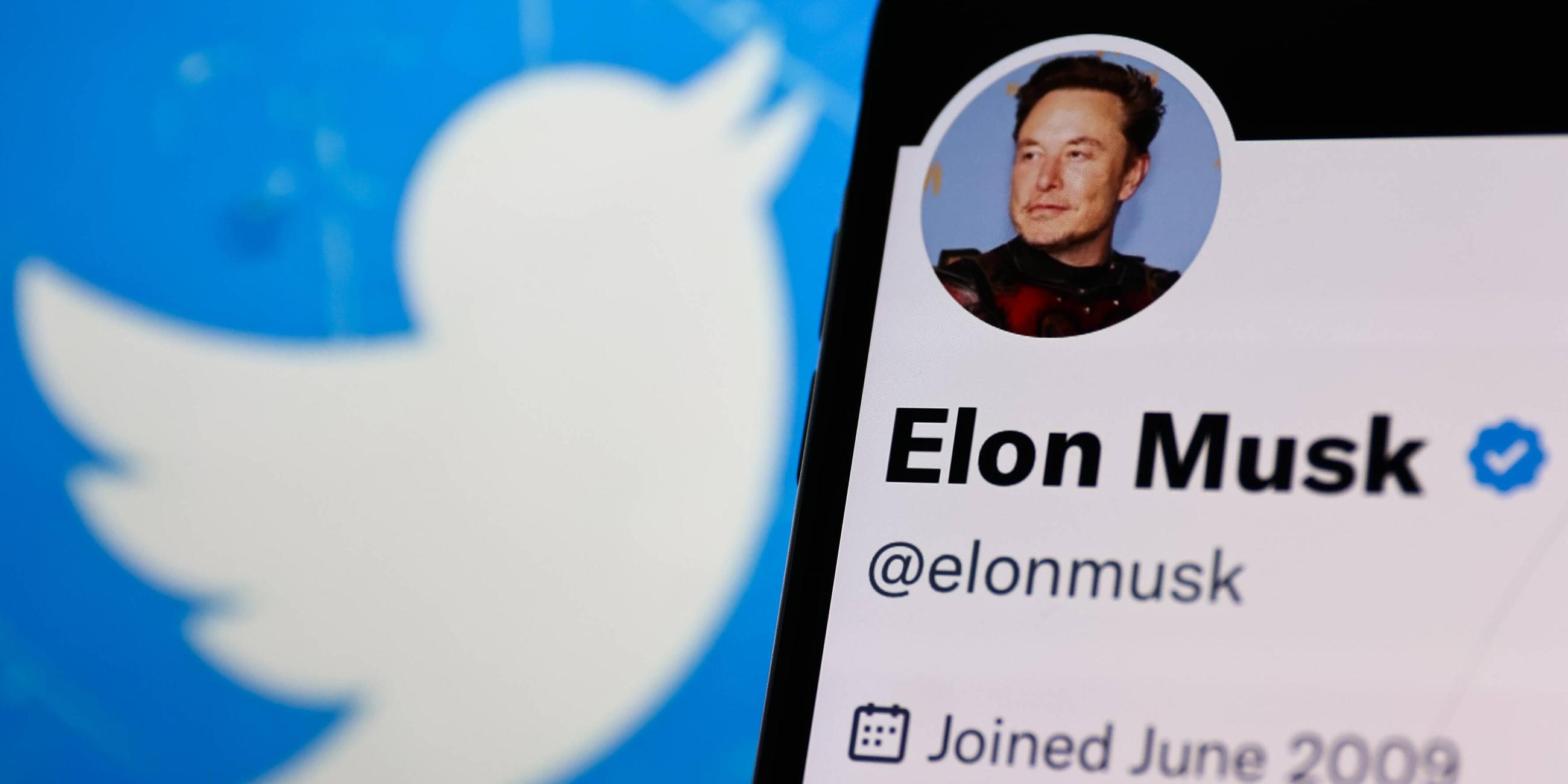 Elon Musk-Konto auf Twitter auf einem Telefon-Bildschirm und Twitter-Logo auf einem Laptop-Bildschirm, aufgenommen am 14.11.2022