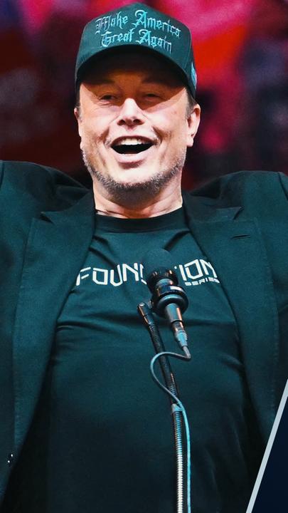 Elon Musk jublend bei einer Rede, daneben die Logos seiner Firmen X, Space X und Tesla