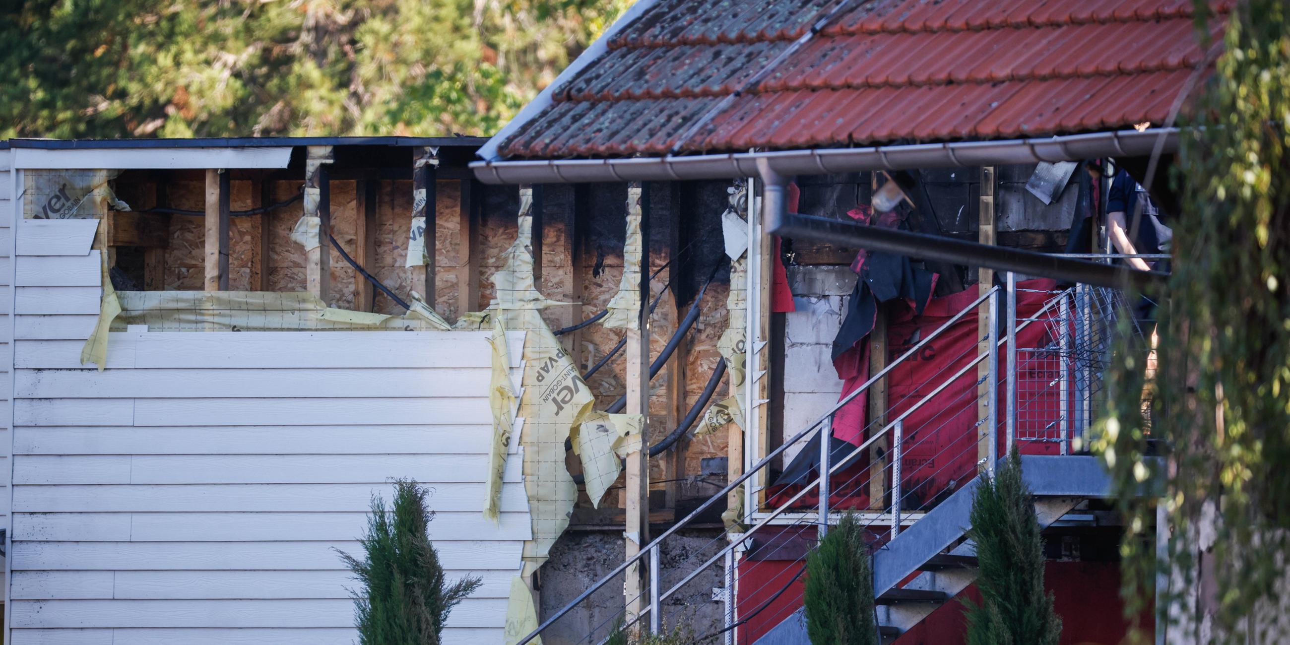 Brandspuren sind an der Fassade eines Hauses zu sehen, wo am 09.08.2023 elf Menschen ums Leben kamen.