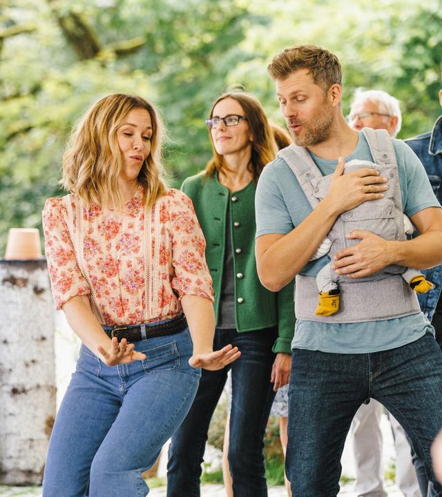 ena Lorenz (Judith Hoersch) und Quirin Pankofer (Jens Atzorn), der ein Baby in einer Brusttragetasche hält, tanzen auf dem Konzert der "Eva Lorenz Band".