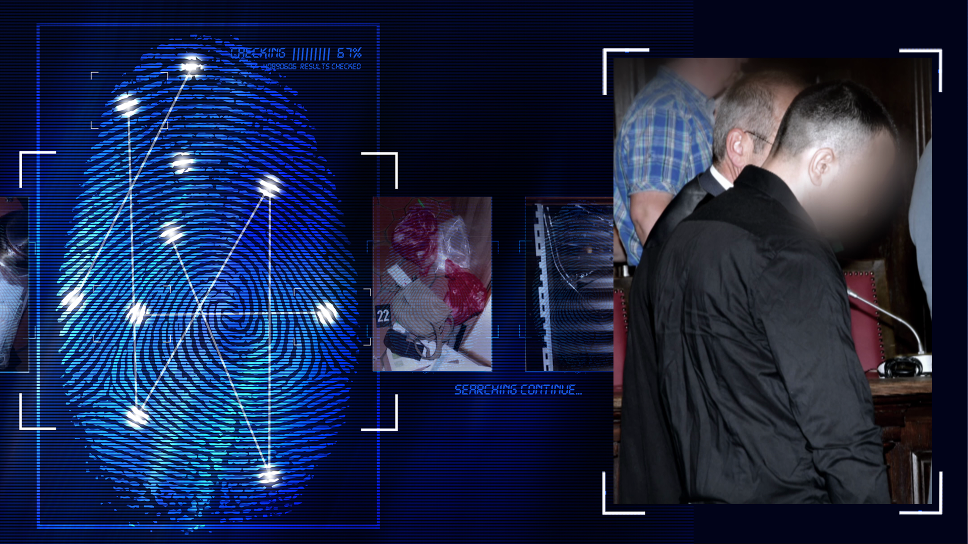 Ein Mann mit schwarzen kurzen Haaren von der Seite fotografiert in einem Gerichtssaal. Er blick zu Boden. Sein Gesicht wurde technisch verfremdet. Im Hintergrund ist eine Anklagebank zu erkennen, darauf ein Mikrofon. Das Bild wurde mit Blitz aufgenommen, weshalb der Vorfergrund deutlich überbelichtet ist und der Hintergrund im Halbdunkel verschwindet. Weitere Personen stehen im Hintergrund. Links daneben: Lichtschematische Darstellung eines Fingerabdrucks.