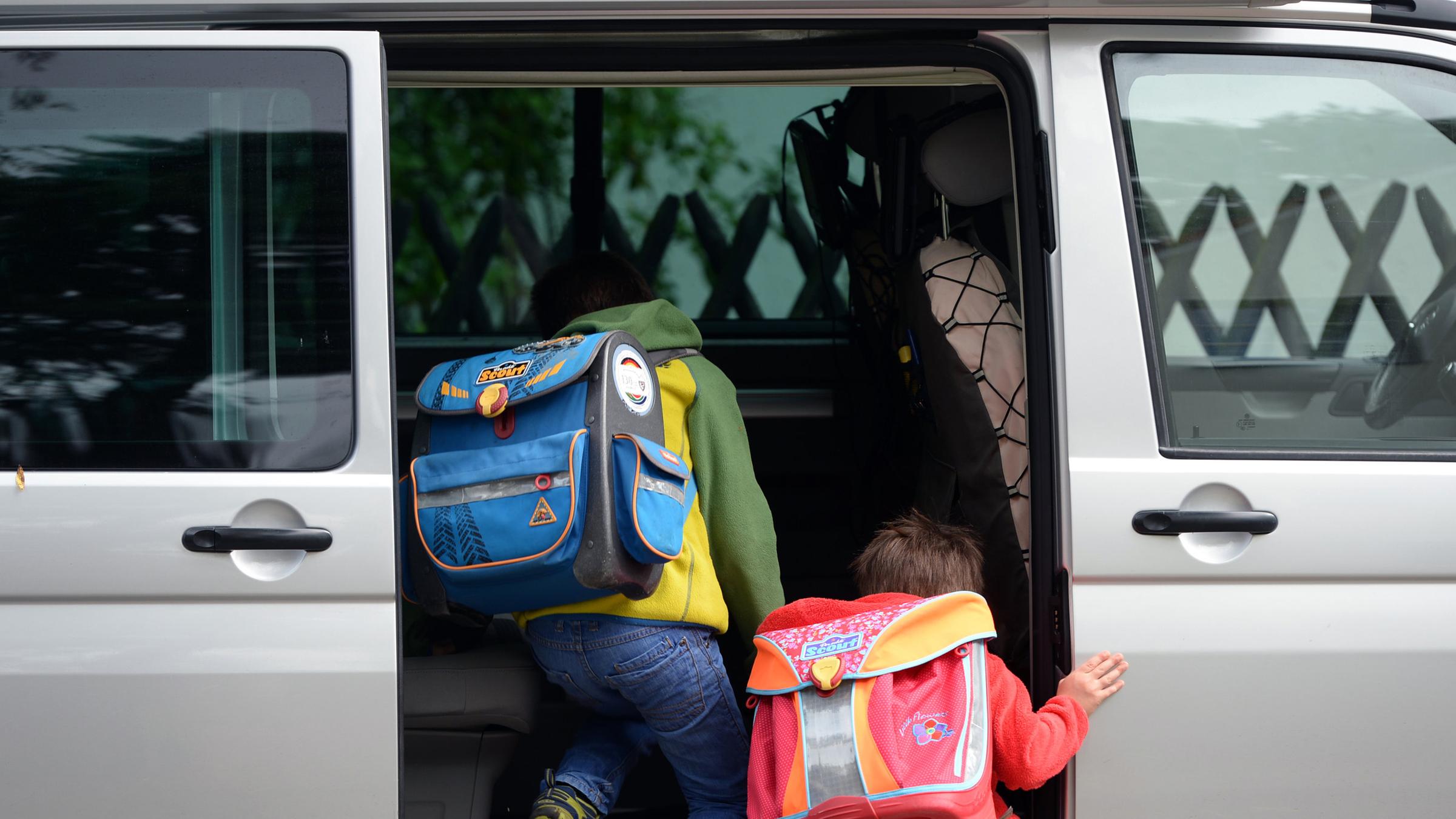 Archiv: Schulkinder steigen am 21.09.2015 nahe Potsdam (Brandenburg) in ein privates Fahrzeug.