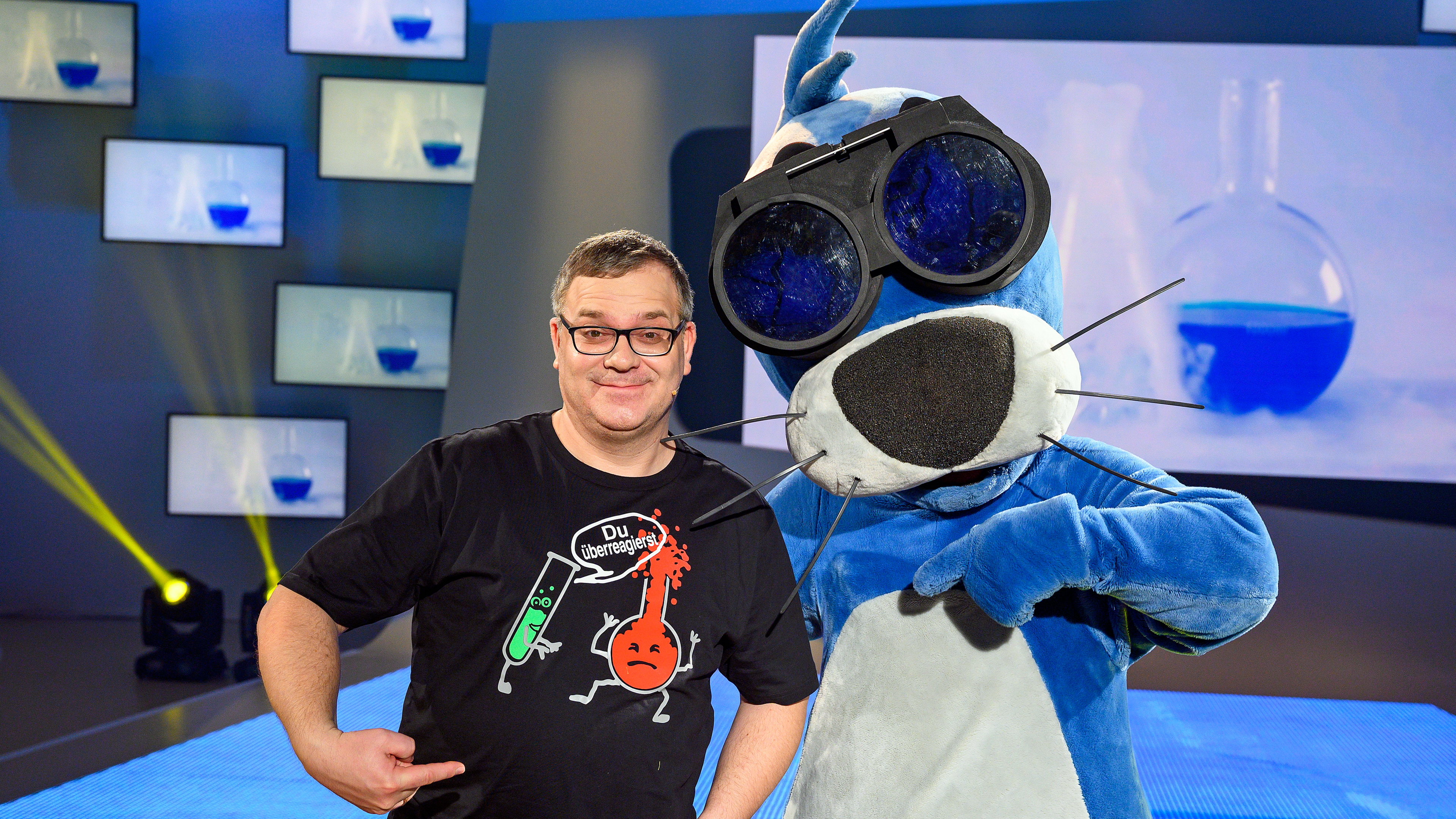 Elton und Piet zeigen auf Eltons T-Shirt