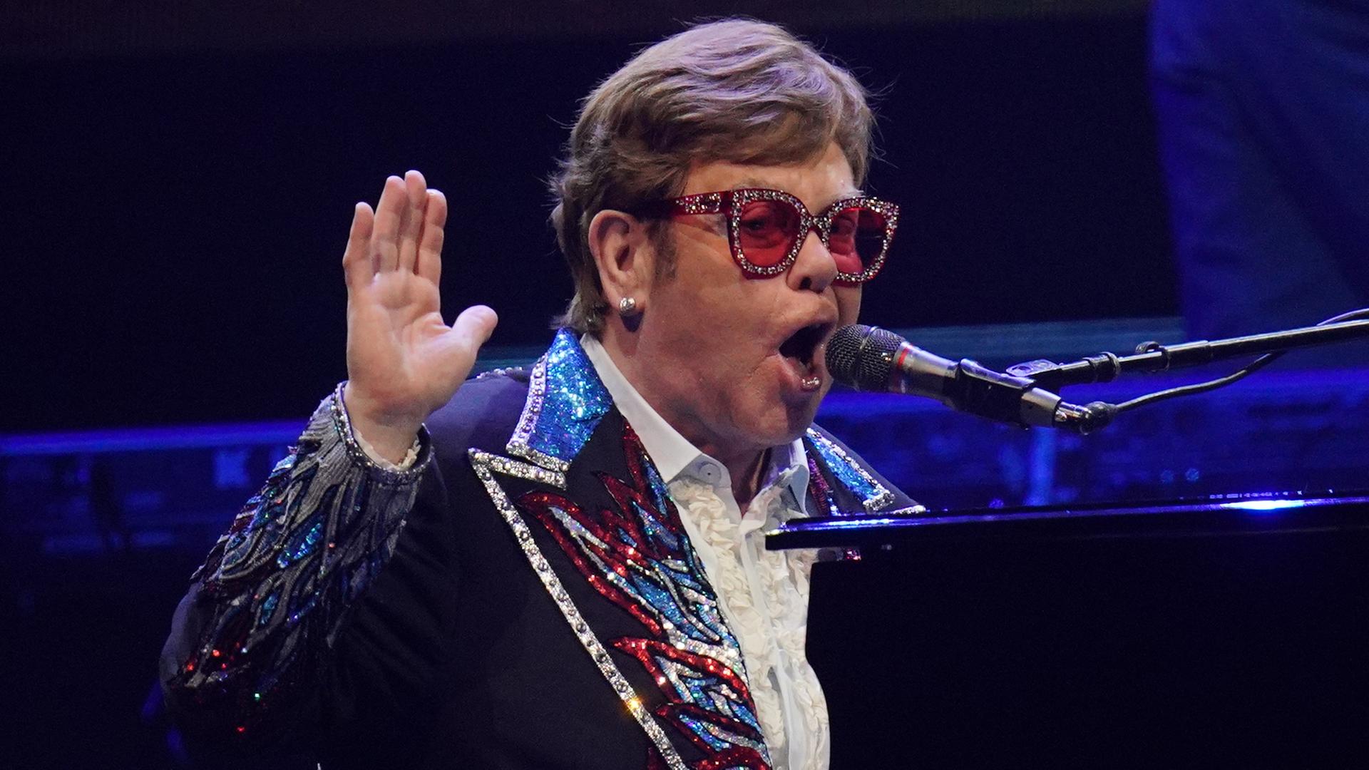 Pop-Star Elton John tritt bei seinem Konzert der Abschiedstournee «Farewell Yellow Brick Road» in der Tele2 Arena auf. 