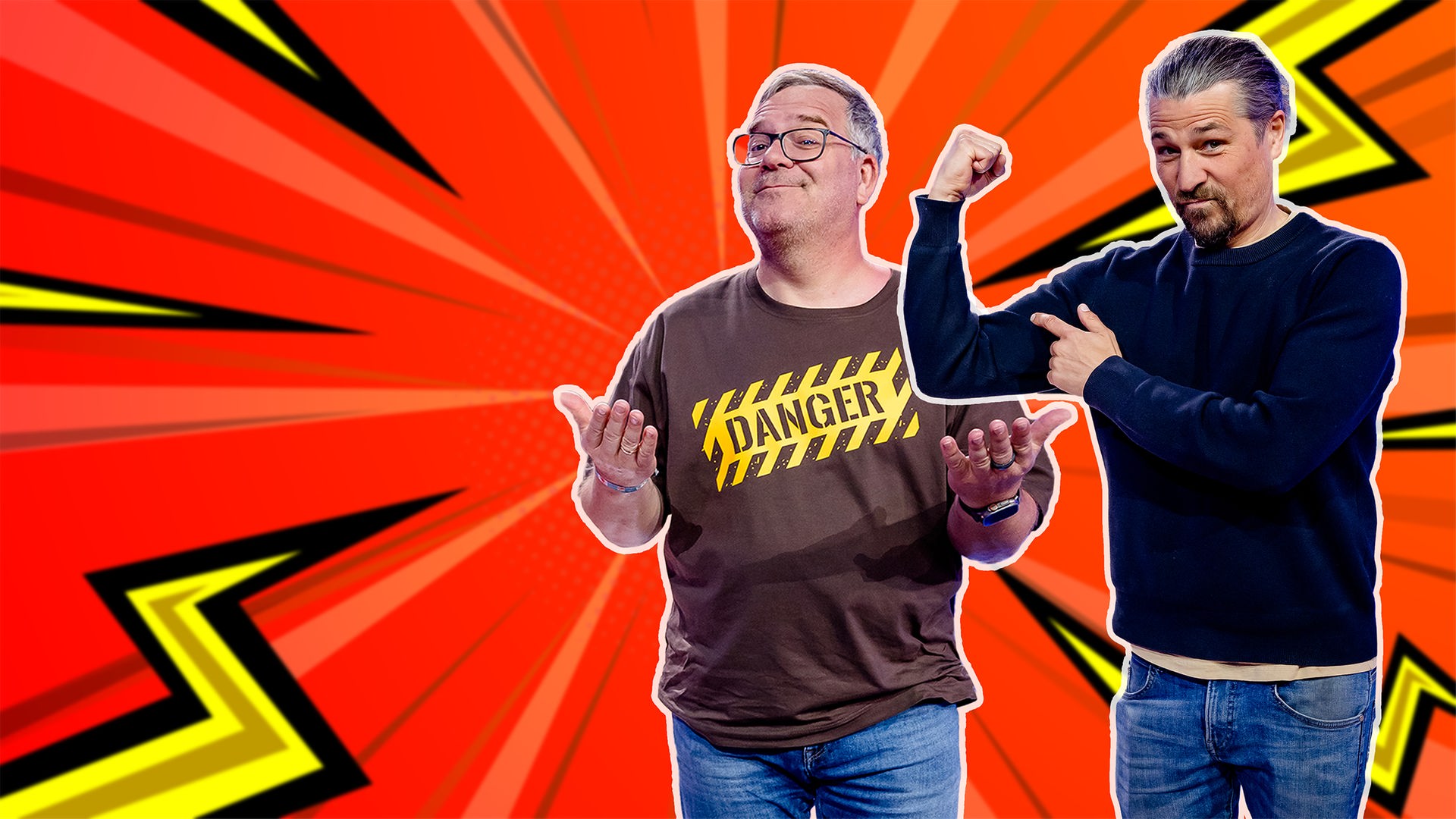 Vor einem bunten, comicartigen Hintergrund hebt Elton die Hände. Tommy Scheel posiert daneben und spannt seinen Arm an.