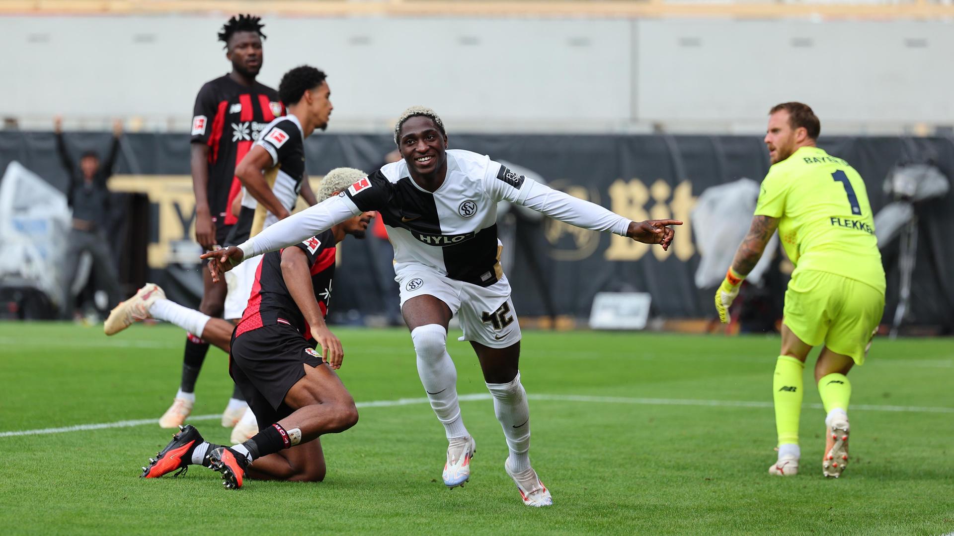 David Mokwa (Elversberg) jubelt. 