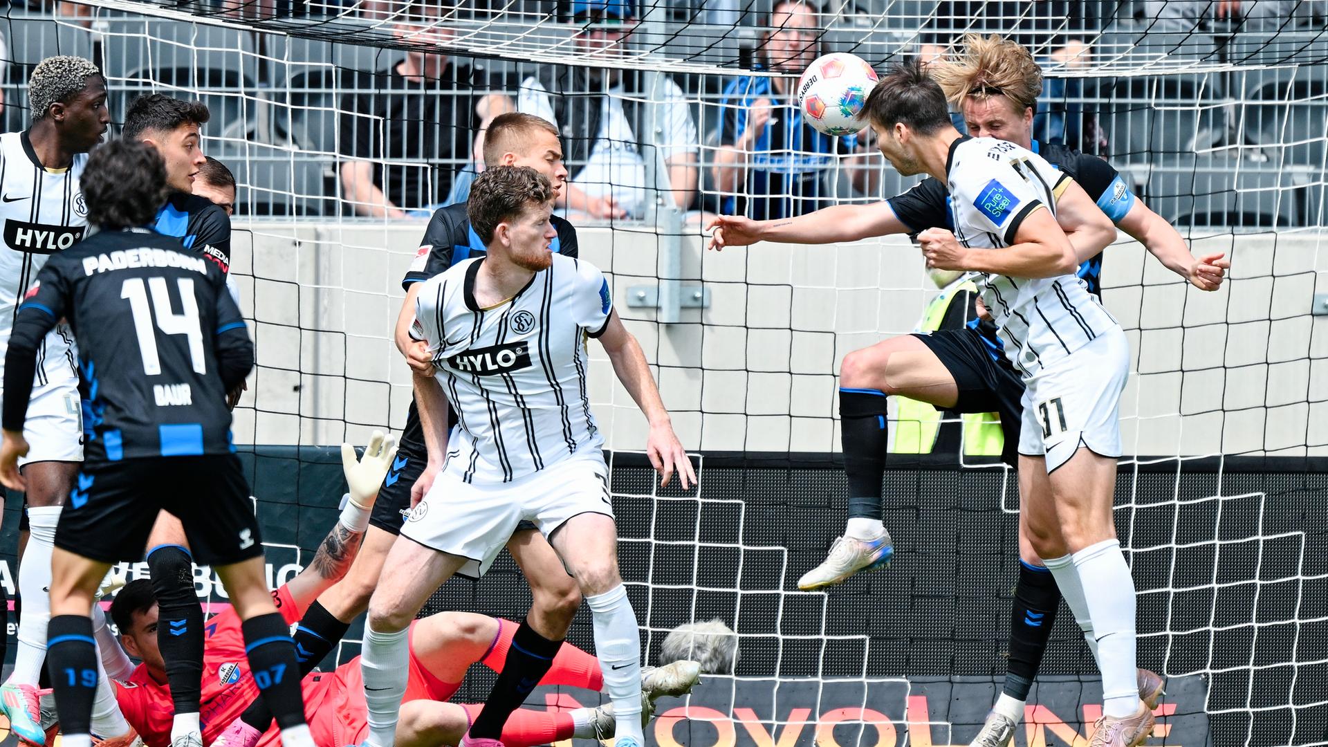 Maximilian Rohr (SV Elversberg) köpft das 1:0 gegen Paderborn.